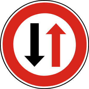 Značka P 10 - Prednosť protiidúcich vozidiel - označuje úsek cesty, kde nie je možná obojsmerná premávka s dostatočným bočným odstupom protiidúcich vozidiel a kde platí prednosť v jazde protiidúcich vozidiel. Z opačnej strany zúženého úseku sa umiestňuje značka P11.