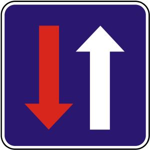 Značka P 11 - Prednosť pred protiidúcimi vozidlami - označuje úsek cesty, kde nie je možná obojsmerná premávka s dodatočným bočným odstupom protiidúcich vozidiel a kde platí prednosť v jazde pred protiidúcimi vozidlami. Z opačnej strany zúženého úseku sa umiestňuje značka P10.