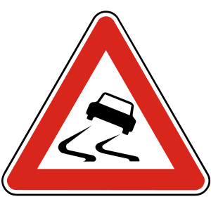 Značka A 8 - Nebezpečenstvo šmyku - upozorňuje na miesto alebo úsek vozovky so zvýšeným rizikom vzniku šmyku vozidla aj na suchej vozovke.