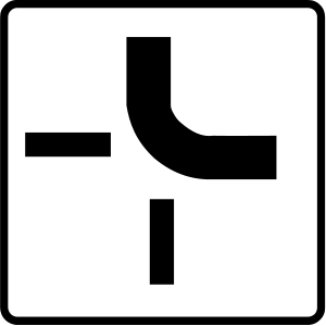 Dodatková tabuľka P 13 - Tvar križovatky - vyznačujú skutočný geometrický tvar križovatky, pričom hlavná cesta je vyznačená čiarou dvojnásobnej šírky ako čiara vyznačujúca vedľajšie cesty.