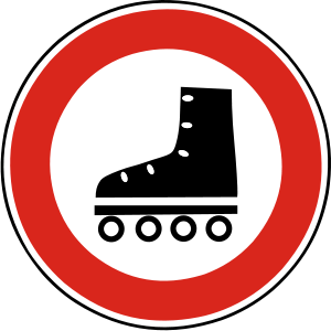 Značka B 14 - Zákaz vstupu korčuliarov - zakazuje vstup osôb pohybujúcich sa na lyžiach, korčuliach, kolobežke, skejtborde alebo na obdobnom športovom zariadení a používa sa na označenie miest, kde je pohyb na lyžiach, korčuliach, kolobežke, skejtborde alebo na obdobnom športovom zariadení zakázaný.