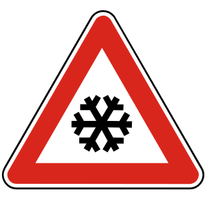 Značka A 9 - Sneh alebo poľadovica - upozorňuje na úsek vozovky, na ktorom sa nachádza ujazdený a zľadovatený sneh alebo na ktorom hrozí nebezpečenstvo poľadovice.