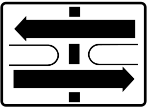 Dodatková tabuľka P 14 - Tvar križovatky - vyznačujú skutočný geometrický tvar križovatky, pričom hlavná cesta je vyznačená čiarou dvojnásobnej šírky ako čiara vyznačujúca vedľajšie cesty.