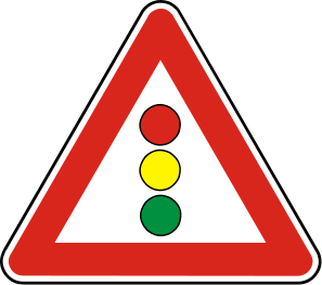 Značka A 12 - Svetelné signály - upozorňuje na miesto cesty, kde je premávka riadená svetelnými signálmi, ktoré by inak vodič neočakával alebo ktoré nie sú z dostatočnej vzdialenosti viditeľné.