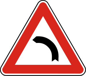 Značka A 1b - Zákruta vľavo - upozorňuje na smerový oblúk vľavo, kde si bezpečný prejazd vyžaduje výrazné zníženie rýchlosti jazdy s ohľadom na parametre cesty, po ktorom nasleduje priamy úsek cesty.