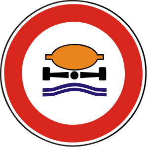 Značka B 22 - Zákaz vjazdu vozidiel prepravujúcich náklad, ktorý môže spôsobiť znečistenie vody - zakazuje vjazd týchto vozidiel prepravujúcich náklad, ktorý môže spôsobiť znečistenie vody, napríklad prepravujúcich ropu, ropné materiály alebo iné látky. Množstvo, prípadne druh nákladu možno vyznačiť na príslušnej dodatkovej tabuľke.