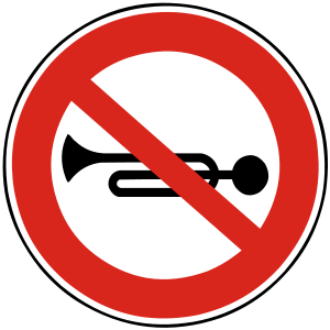 Značka B 32a - Zákaz zvukových výstražných znamení - zakazuje vodičovi používať zvukové výstražné znamenia a osadzuje sa najmä na cestách, ktoré vedú v blízkosti zdravotníckych, kúpeľných a podobných zariadení.