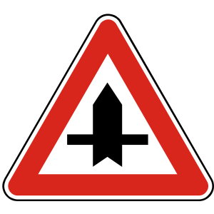 Značka P 5 -Križovatka s vedľajšou cestou - sa používa mimo obce a upozorňuje na križovatku s vedľajšou cestou a označuje hlavnú cestu. 