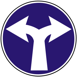 Značka C 4a - Prikázaný smer jazdy - prikazujú smer jazdy len v smere, ktorým šípky vyobrazené na príslušnej značke ukazujú, čím je zároveň vyjadrený zákaz jazdy iným smerom. Značky C1 až C4c sa používajú najmä pred križovatkou.