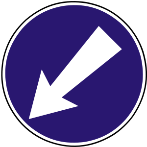 Značka C 6b - Prikázaný smer obchádzania vľavo - prikazuje obchádzať ostrovček, prekážku a podobne len v smere vyznačenom šípkou na značke.