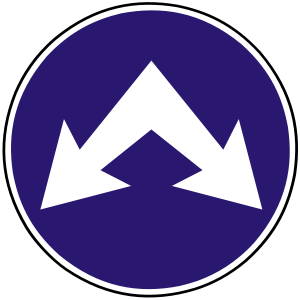 Značka C 6c - Prikázaný smer obchádzania vpravo alebo vľavo - prikazuje obchádzať ostrovček, prekážku a podobne len v smere vyznačenom šípkami na značke.