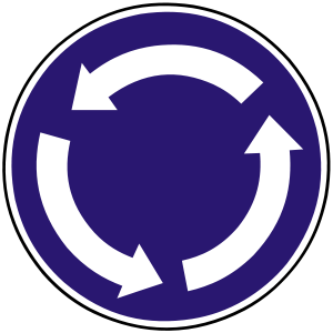 Značka C 7 - Kruhový objazd - označuje kruhový objazd a prikazuje smer jazdy len v smere vyznačených šípok na značke. Vodič vchádzajúci do kruhového objazdu má prednosť v jazde, ak nie je prednosť v jazde upravená značkami.