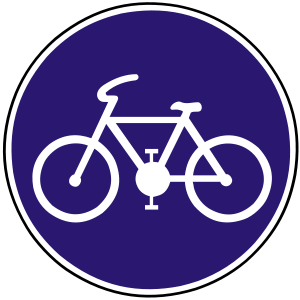 Značka C 8 - Cestička pre cyklistov - prikazuje cyklistom použiť v predmetnom smere takto označenú cestičku alebo pruh. Cestičku alebo pruh pre cyklistov môže použiť aj osoba pohybujúca sa na lyžiach, korčuliach, kolobežke, skejtborde alebo na obdobnom športovom vybavení, ak tým neobmedzí ani neohrozí cyklistov; cestičku alebo pruh smie použiť aj osoba tlačiaca bicykel. Iným účastníkom cestnej premávky je používanie cestičky alebo pruhu zakázané.