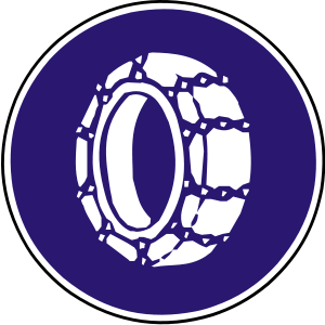 Značka C 14 - Použiť protisklzové reťaze - prikazuje vodičom na takto označenom úseku cesty použiť pri jazde protisklzové reťaze alebo obdobné zariadenia. 9) Reťaze alebo obdobné zariadenia sa musia použiť minimálne na dvoch kolesách hnacej nápravy.