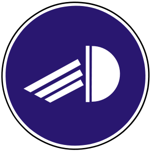 Značka C 17 - Rozsvieť svetlá - prikazuje vodičovi na takto označenom úseku rozsvietiť na idúcom vozidle ustanovené osvetlenie; skončením platnosti príkazu značky C17 nie je dotknutá povinnosť používať ustanovené osvetlenie vyplývajúce zo všeobecnej úpravy pravidiel cestnej premávky.