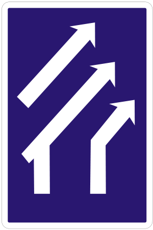 Značka C 21 - Usporiadanie jazdných pruhov - označuje počet a usporiadanie jazdných pruhov v smere jazdy a zároveň označuje, ktorý z jazdných pruhov je priebežný; zodpovedá skutočnej dopravnej situácii na ceste.