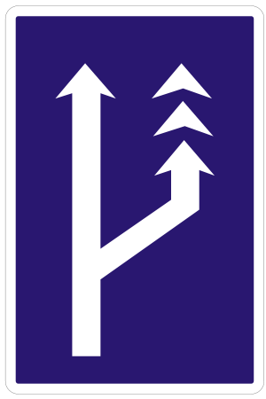 Značka C 22c - Zvýšenie počtu jazdných pruhov pre pomalé vozidlá - označuje v smere jazdy prídavný jazdný pruh určený pre vozidlá, ktoré svojou pomalou jazdou obmedzujú alebo by mohli obmedziť ostatné vozidlá. Značka sa vždy umiestňuje na začiatku rozširovacieho klina a zodpovedá skutočnej dopravnej situácii na ceste, počtu a usporiadaniu jazdných pruhov.