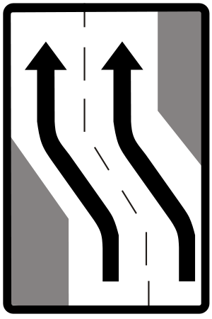 Značka C 28 - Zmena smeru jazdy - upozorňujú na neočakávanú zmenu smeru jazdy. Na značke C28 je vyznačená skutočná zmena smeru jazdy a počet jazdných pruhov. V spodnej časti značky C28 alebo na dodatkovej tabuľke možno uviesť ďalšie doplňujúce údaje napríklad o vzdialenosti k miestu zmeny smeru jazdy a podobne.